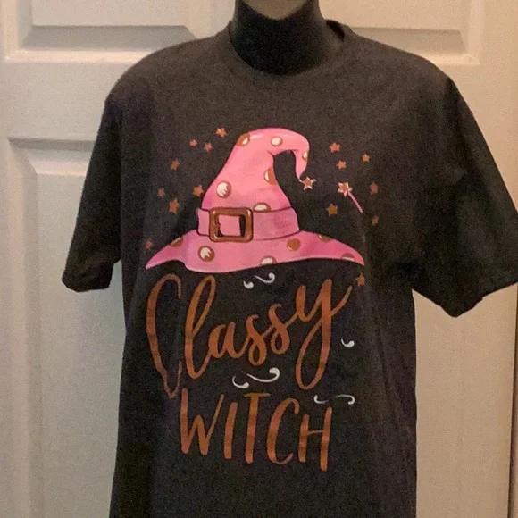 🖤NWOT Classy Witch Unisex Size Med Tee Shirt So Fun To Wear 🖤 - Picture 2 of 8